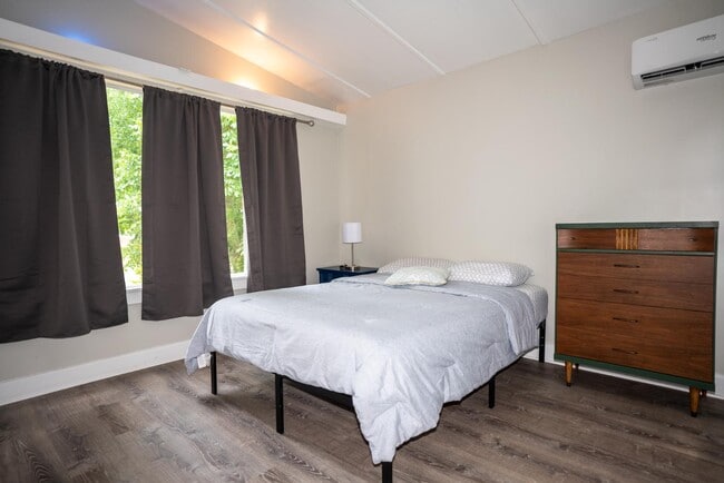 Building Photo - 130 Ella St