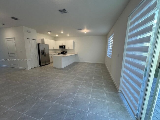 Photo - 635 SE 13th St Cir
