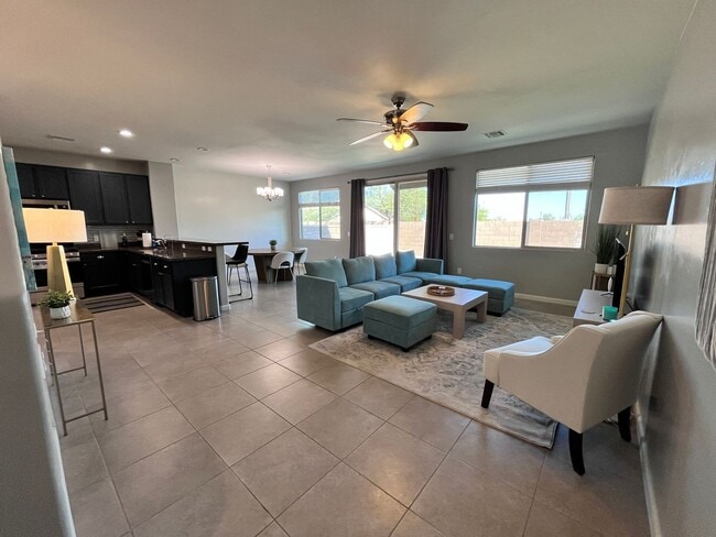 Building Photo - Central- FURNISHED 4 bedroom/ 3 bathroom h... Rental