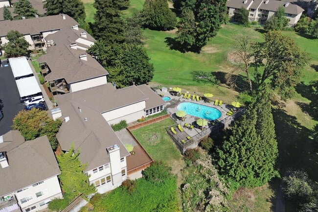 Vista del cielo con piscina - Rivergreens Apartments