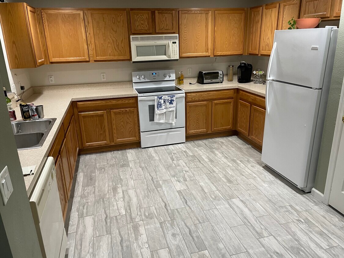 Kitchen - 136 Joyelle Cir (Daytona Beach, FL)