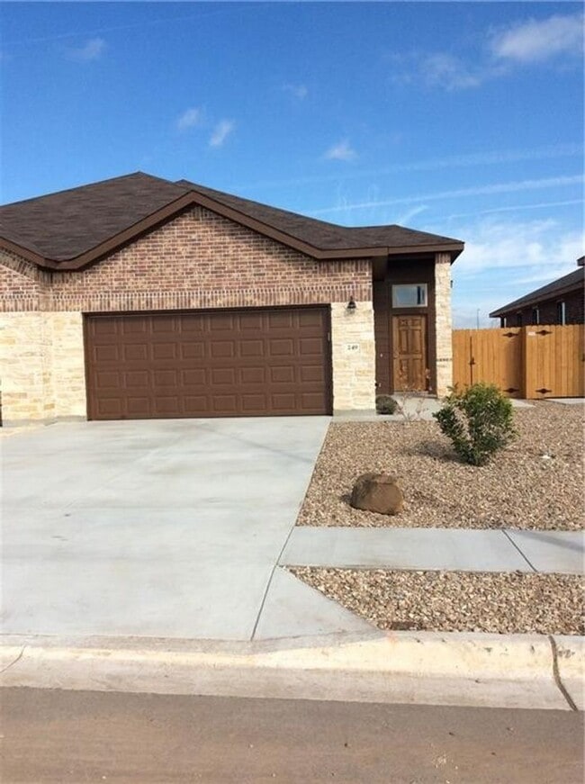 Building Photo - LUXURY TOWNHOME LOCATED IN PECAN PARK, BAS...