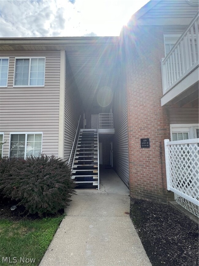 Building Photo - 320 Village Pointe Dr Unit 1