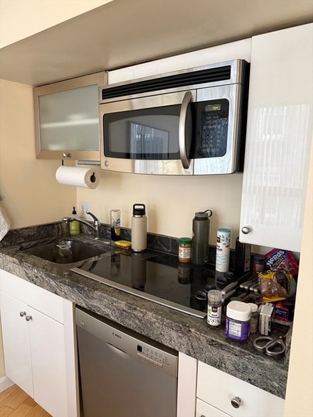 Building Photo - 12 Stoneholm St Unit 422