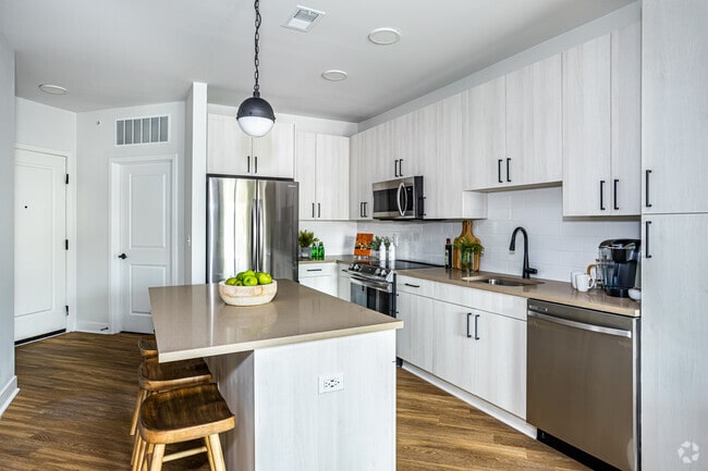 1BR, 1BA - 661 SF - Century West Pryor