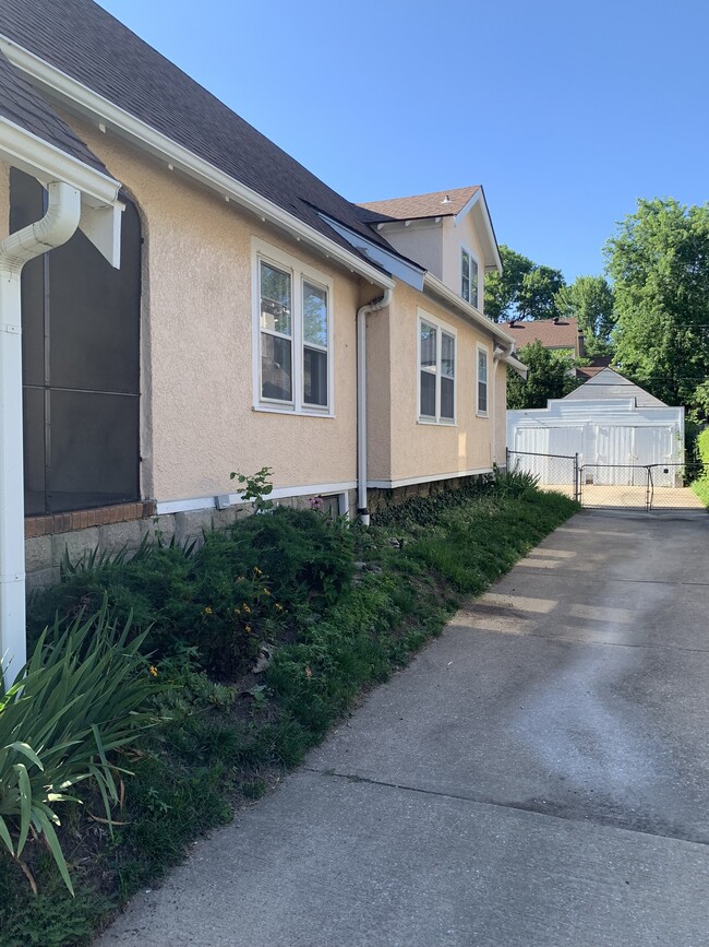 Photo - 706 E 71st Ter