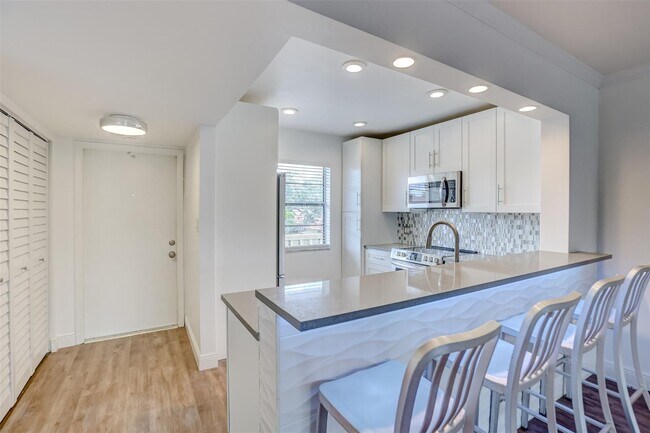 Photo - 128 S Cypress Rd Unidad 836