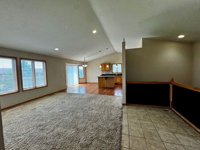 Photo - 4466-4435 35 St NW