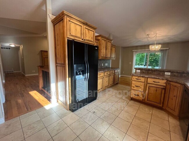 Photo - 460 Lacosta Dr