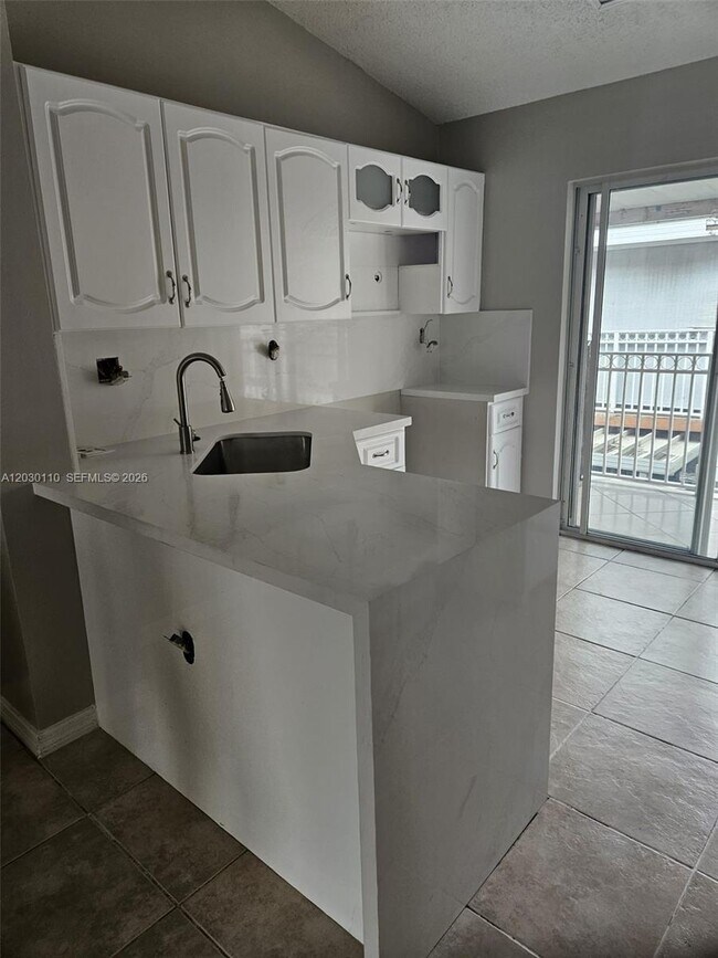 Photo - 2527 W 76th St Unidad 208