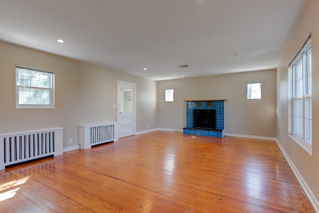 Photo - 1011 Plandome Rd
