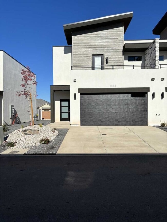 Beautiful Crimson Park Townhome - END UNIT! - Beautiful Crimson Park Townhome - END UNIT!