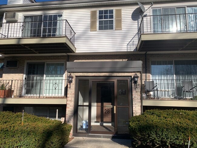 Entrance - 28 Williamsburg Ct