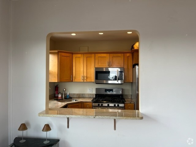 Building Photo - 1954 Columbia Rd NW Unit Apt 811