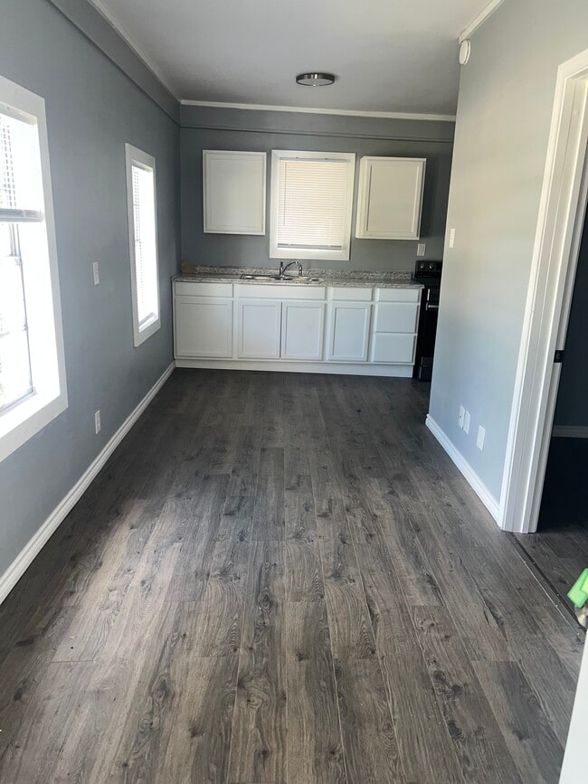 Building Photo - 509 E Kenedy Ave Unit 1