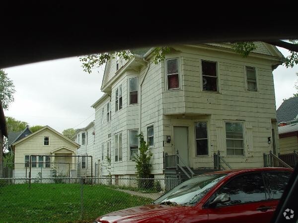 Building Photo - $1,025 Milwaukee, WI Rental