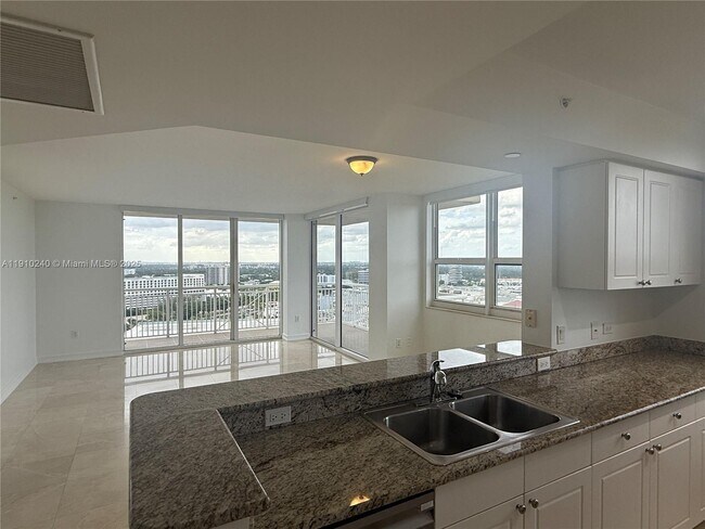 Photo - 19501 W Country Club Dr Unidad 2209