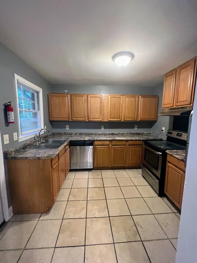 Photo - 2884 Meadowview Dr SE