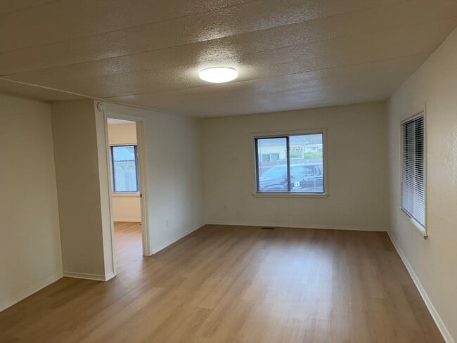 Photo - Updated 3 bedroom 2 bathroom house in Springfield!