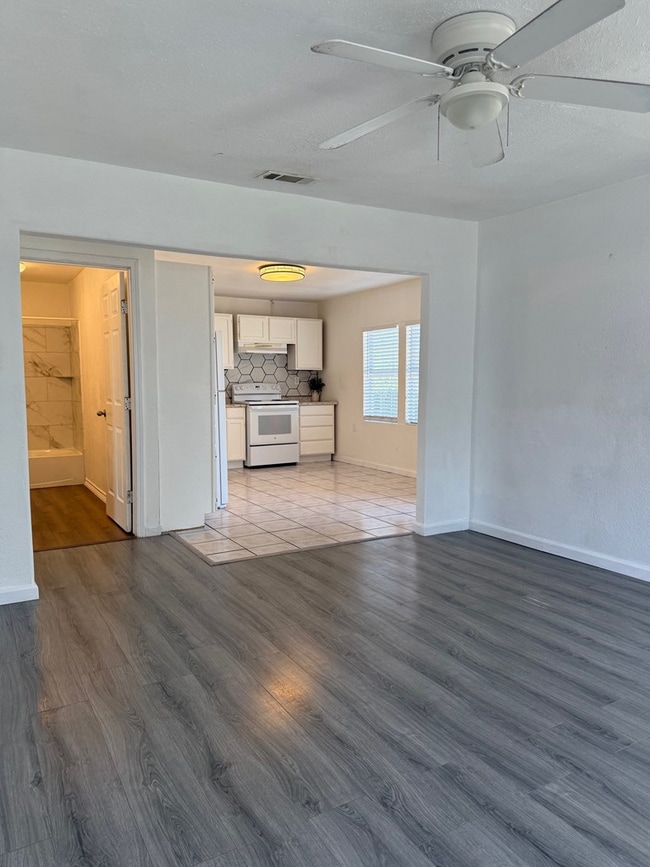 Photo - 814 E 15th St