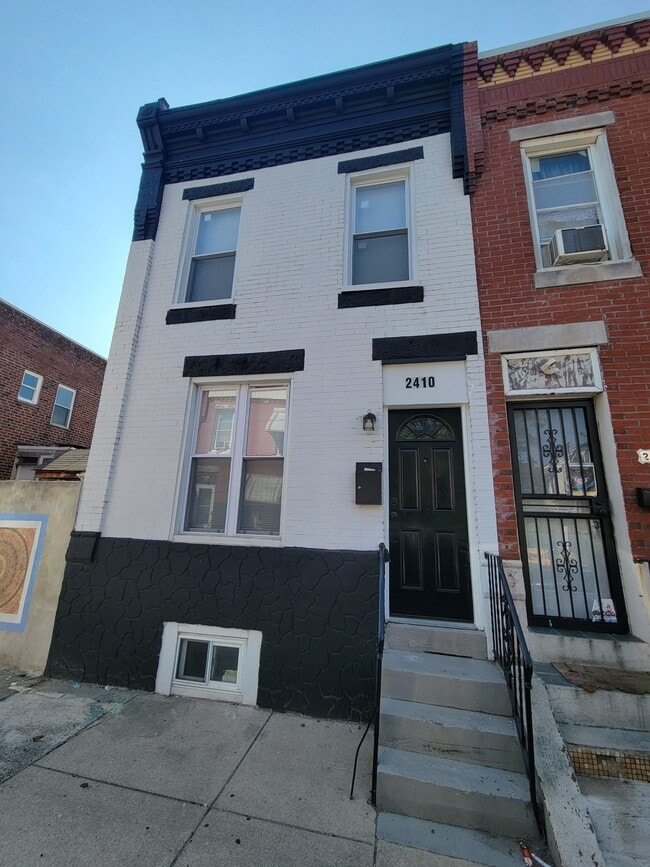 Building Photo - 2410 S Sheridan St Rental
