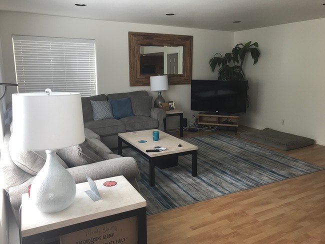 Living Room - 17 Voyage St Unidad A