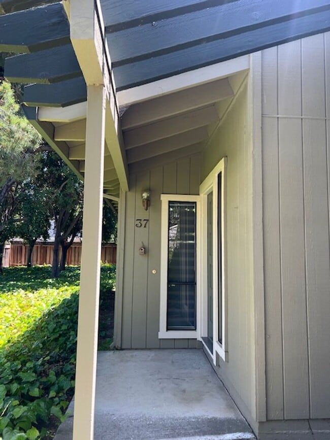 Photo - 3 Bed End Unit in Mt. View