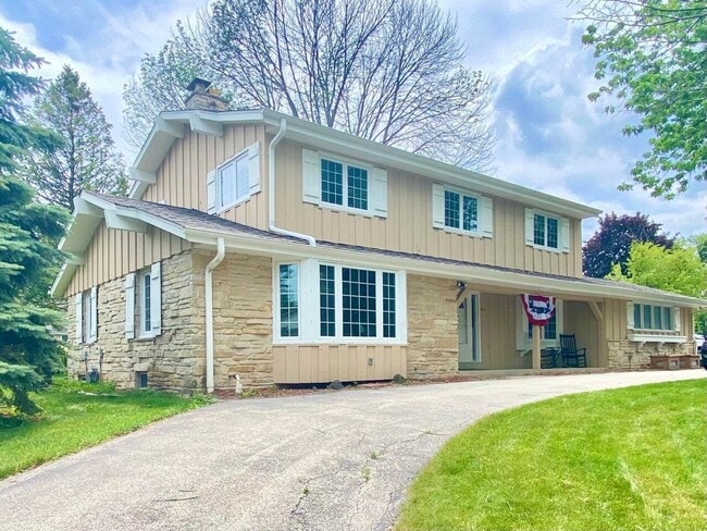 Desirable Mequon Home in Heart of Ville du... - Desirable Mequon Home in Heart of Ville du...