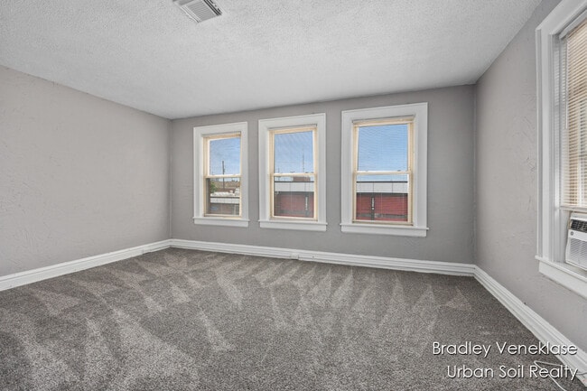 Photo - 511 Bridge St NW