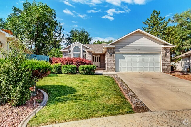 Building Photo - 3 bedroom home with fenced yard and garage...