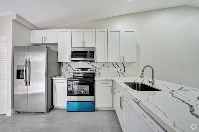 Building Photo - Beautifully Renovated 3BR/2BA Townhome in ...