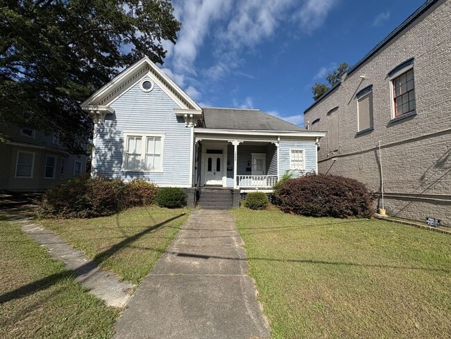 Building Photo - 1065 College St Unit C