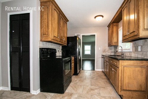 Photo - 6621 W 73rd St