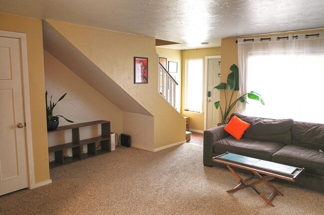 Photo - 2555 SW Pickford St Unidad A