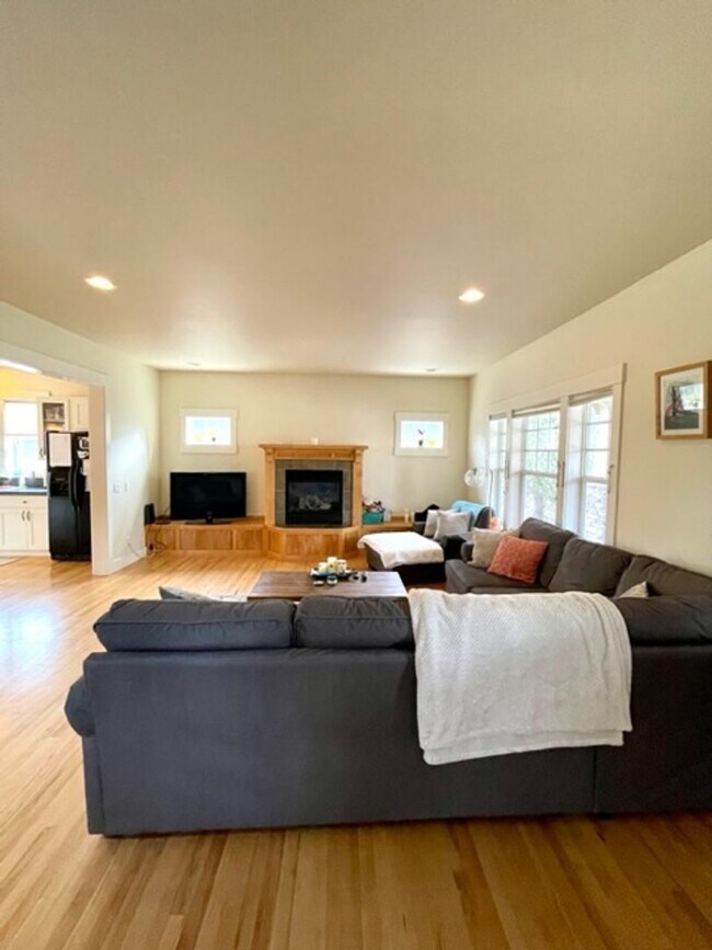 Photo - 1690 N W Lepage Pl Unidad #1