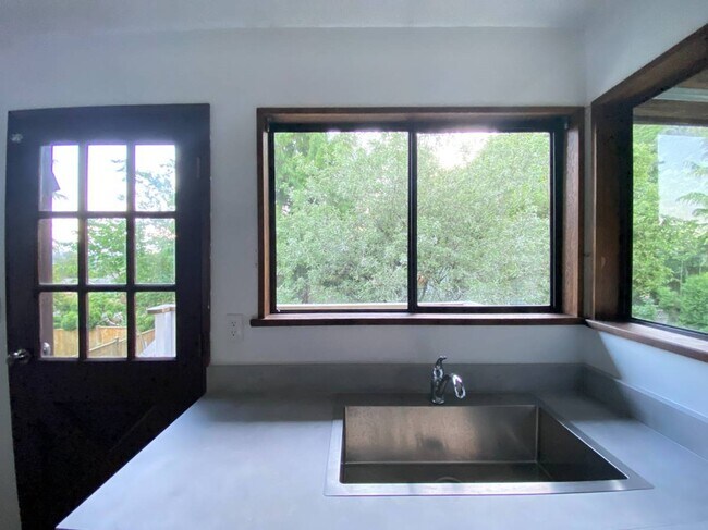 Photo - 2133 Sperling Av