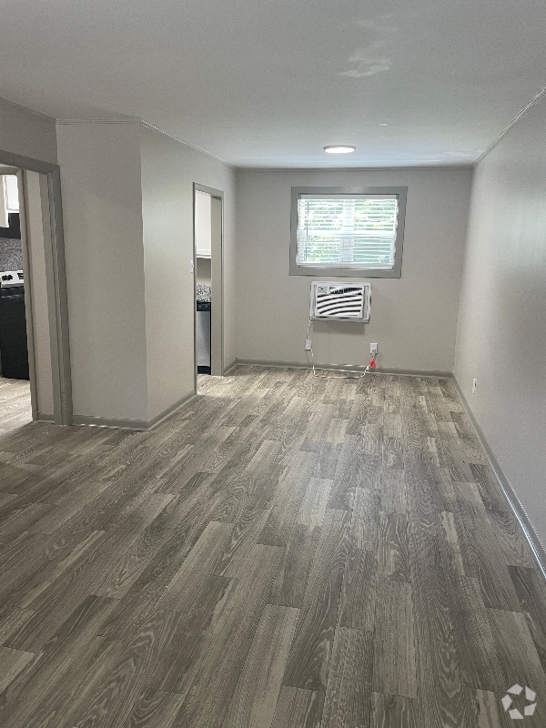 Building Photo - 1106 W 7th St Rental