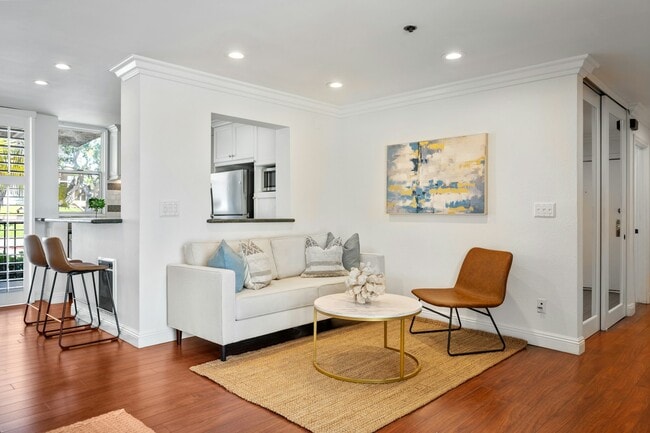 Photo - 555 Esplanade Unit 320