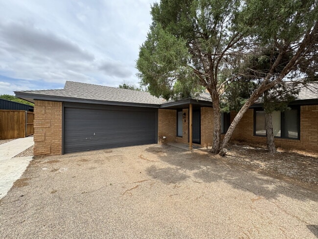 Building Photo - Stunning Duplex West Of Milwaukee & Minutes From Shadow Hills Golf Course!
