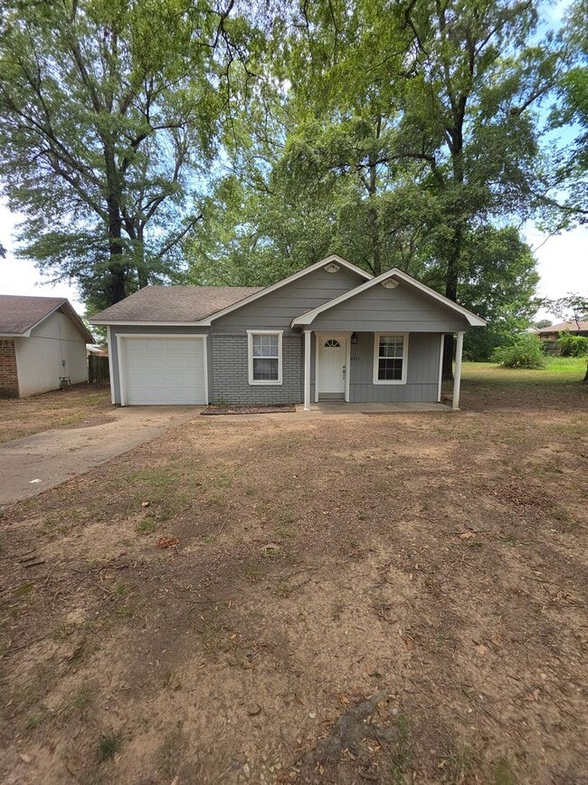 Building Photo - 2211 S Hartford Cove