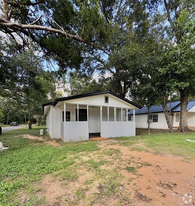 Building Photo - 802 E Chestnut Ave Rental