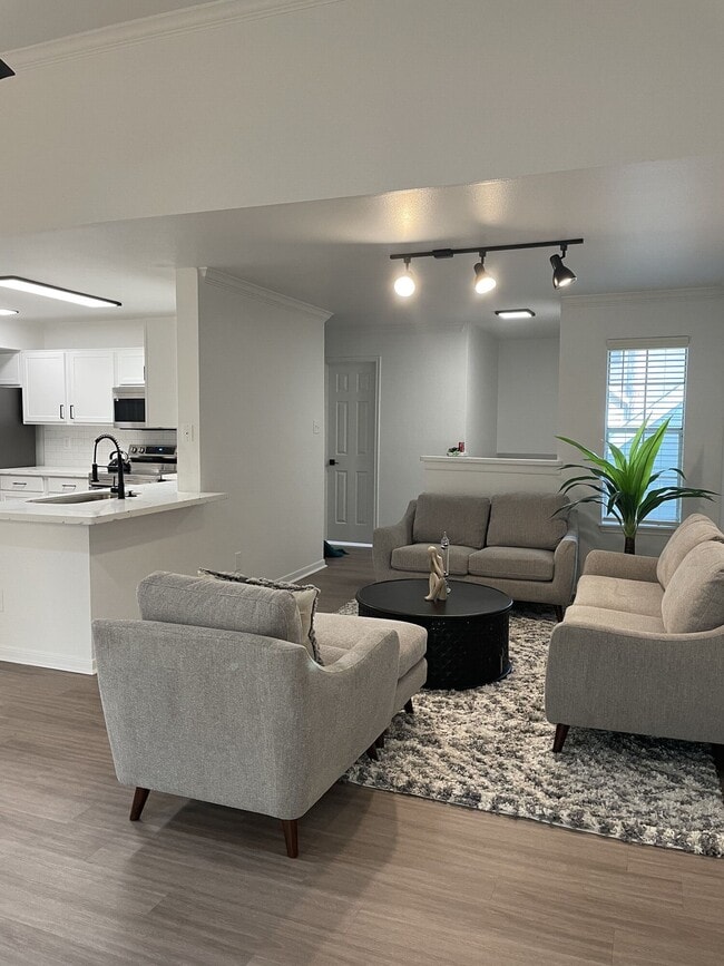 Photo - Comfort Meets Convenience in North Houston Unit LVE2