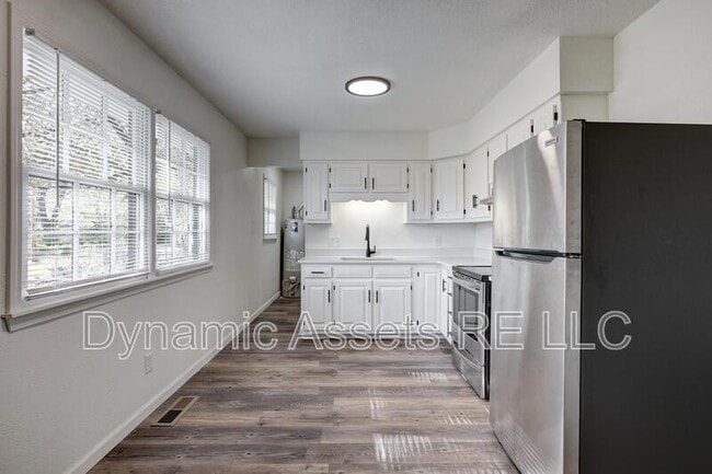 Photo - 204 E 24th St