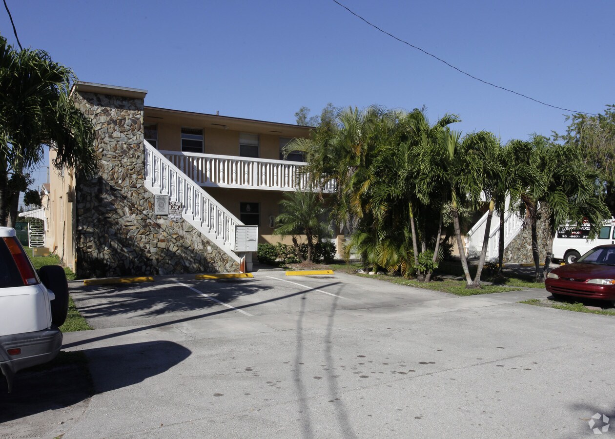 7200 W 11th Ct - Las Brisas Del Caribe