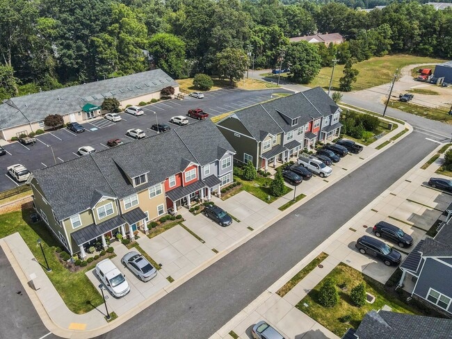 Building Photo - 3 Bed, 2 Bath Townhome with En-Suite Primary