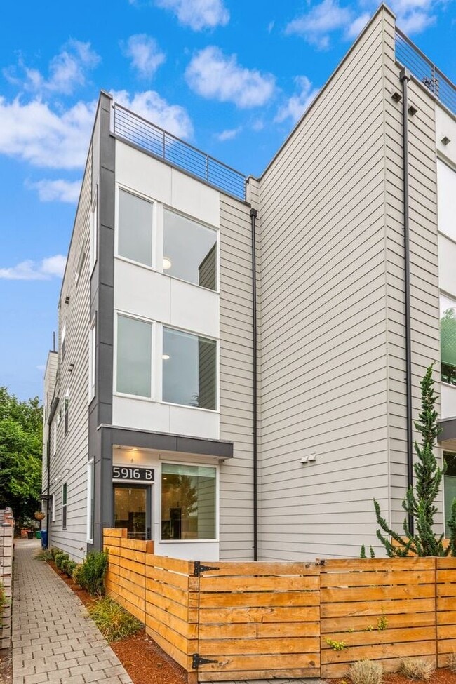 Building Photo - West Seattle Townhome with Air Conditionin...