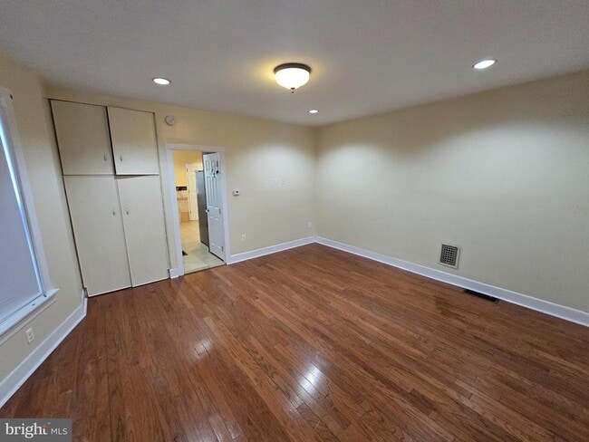 Photo - 147 W Douglass St