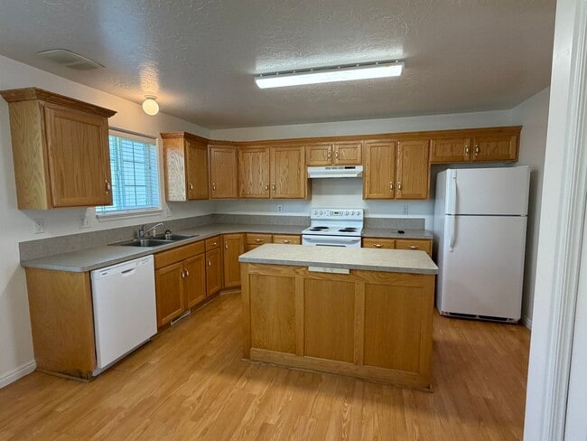 Photo - CALL TYE DIRECTLY FOR SHOWINGS AND APPLICATION DETAILS 208-313-6062. 2 Bed -1.5 Bath townhome in ...