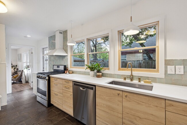 Photo - 2732 Catherine St