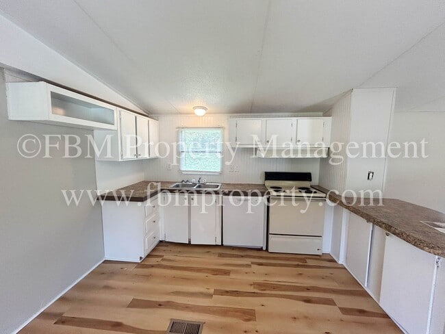 Photo - 332 Stacks Rd